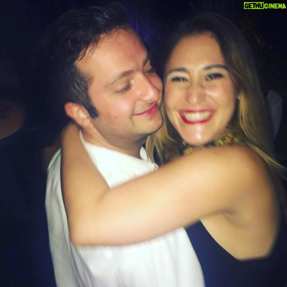 Belén Mora - 97.4K Likes - La mejor foto. Hace mil años. No puedo creer todo lo que hemos construido juntos. Cuanto hemos pasado y cuanto nos queda por pasar. 
Te celebro todos los dias. Nos celebro. Nos merecemos este amor ❤️
@totoacunaoficial