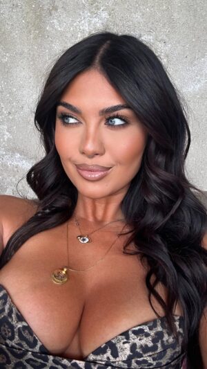 Belle Hassan Instagram - 1/3 lip combo’s from the villa 🌴☀️🤍🤪 

@maybelline player lip liner 
@morphebrushes_uk petal lip filter 
@clarinsuk 21 lip perfect or 
@maccosmeticsuki candy box gloss