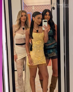 Belle Hassan Instagram - Recents from the villa 🏝️👀 

Love watching Belle step into her soft girl era..
let’s hope her & H are safe tonight 🤍

See you at 9pm! @loveisland