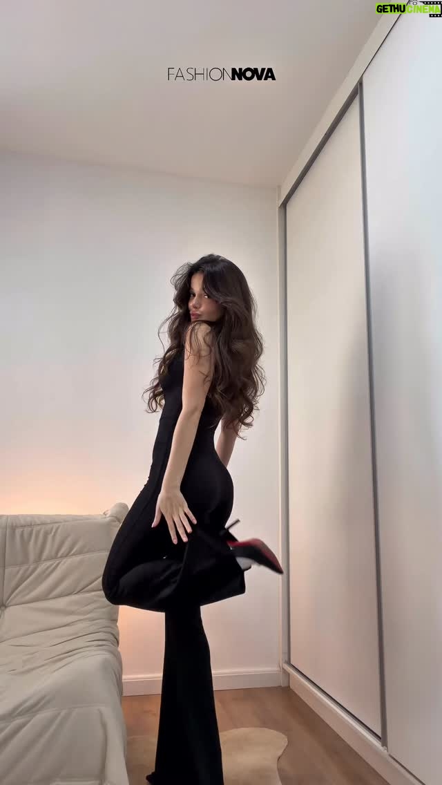 Belle Longwell - 15.6K Likes - @FashionNova 🐈‍⬛ black cat, red bottoms 

ref: No Vacancy Jumpsuit - Black

#ad #publicité