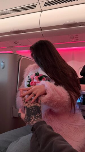 Belle Longwell Instagram - @FashionNova ₍^. .^₎⟆ pink energy
ref: Melanie Fur Trim Pant Set - Pink
#ad #publicité