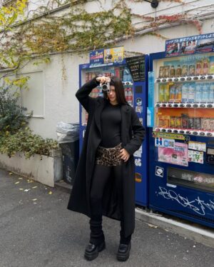 Belle Longwell Instagram - @FashionNova 🎌 ウィンターシーズン、ON。
ref: Take A Hint Trench - Black
#ad #publicité