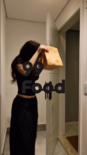 Belle Longwell Instagram - com o cupom: APROVEITE70 você tem 70% OFF no seu primeiro pedido na 99 FOOD 💛🍔 @99brasil
até R$40 de desconto *pedido mínimo: R$30
#publicidade #Pede99Food