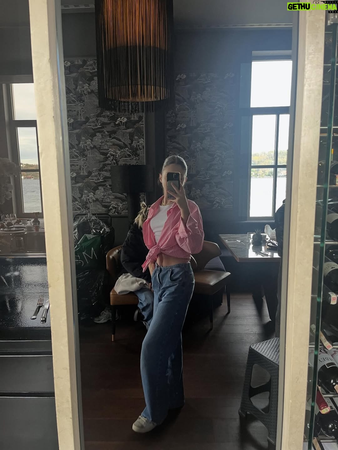Beren Gençalp - 109.4K Likes - Hayal ve C2 seviye fit check bağımlılığı