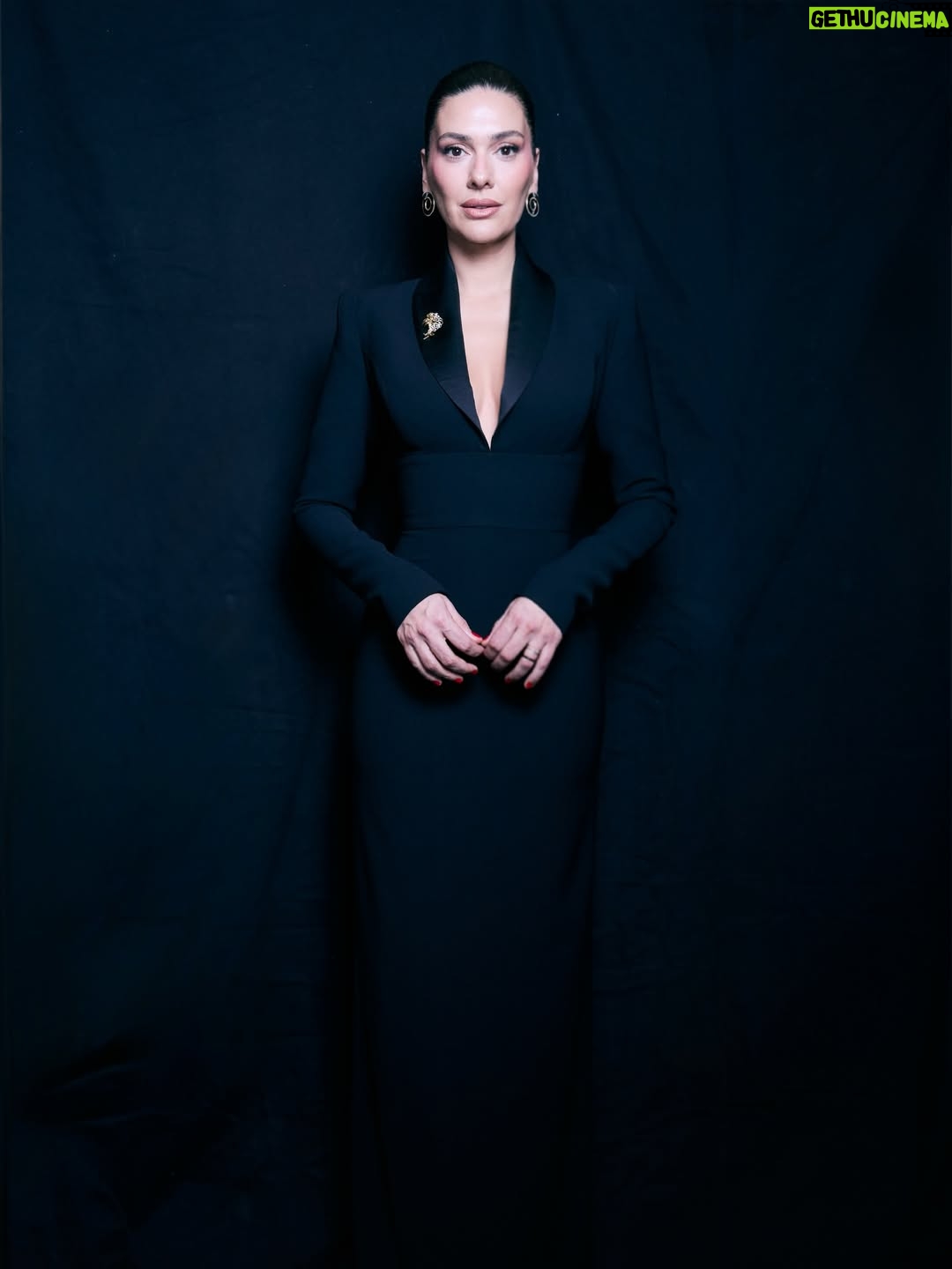 Bergüzar Korel - 84K Likes - 🖤

Styling: @rutkayozis 
Elbise: @fidansimsek_ 
Fotoğraf: @jiyankizilboga 
Makyaj: @melisilkkilic 
Saç: @ismailbabuz 
Jewellery: @kafkasjewellery