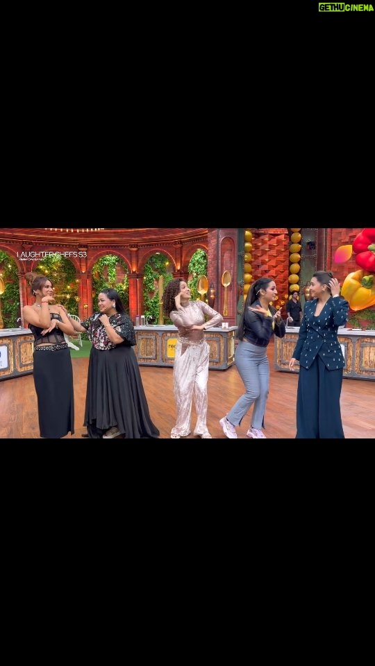 Bharti Singh - 1.1 Million Likes - Girl gang ke saath chatpate gaanon par naachna aur saath mein khaana banaana is a whole vibe. 🤩

Dekhiye #LaughterChefs- Unlimited Entertainment season 3, har Sat-Sun raat 9 baje, sirf #Colors aur @JioHotstar par.

@niasharma90 @lokhandeankita @tejasswiprakash @kashmera1 @bharti.laughterqueen