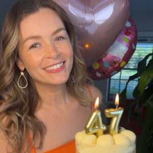 Bianca Castanho Instagram - 47 anos!!! 🎂🎈
Coração transbordando amor e alegria. Obrigada por tanto carinho!!! ❤️
Eu amo celebrar a vida e sou imensamente grata por tudo o que ela me dá: minha família, saúde, meu trabalho, cada aprendizado e cada pessoa que caminha comigo e que faz parte da minha história… inclusive vocês!!! 🫶🏻🥰
Que eu nunca perca a alegria de viver, de sonhar e de agradecer 🙏🏼💖✨ E viva a vida!!! 🤩💗