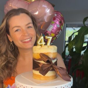 Bianca Castanho Instagram - 47 anos!!! 🎂🎈
Coração transbordando amor e alegria. Obrigada por tanto carinho!!! ❤️
Eu amo celebrar a vida e sou imensamente grata por tudo o que ela me dá: minha família, saúde, meu trabalho, cada aprendizado e cada pessoa que caminha comigo e que faz parte da minha história… inclusive vocês!!! 🫶🏻🥰
Que eu nunca perca a alegria de viver, de sonhar e de agradecer 🙏🏼💖✨ E viva a vida!!! 🤩💗