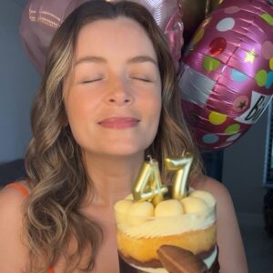 Bianca Castanho Instagram - 47 anos!!! 🎂🎈
Coração transbordando amor e alegria. Obrigada por tanto carinho!!! ❤️
Eu amo celebrar a vida e sou imensamente grata por tudo o que ela me dá: minha família, saúde, meu trabalho, cada aprendizado e cada pessoa que caminha comigo e que faz parte da minha história… inclusive vocês!!! 🫶🏻🥰
Que eu nunca perca a alegria de viver, de sonhar e de agradecer 🙏🏼💖✨ E viva a vida!!! 🤩💗