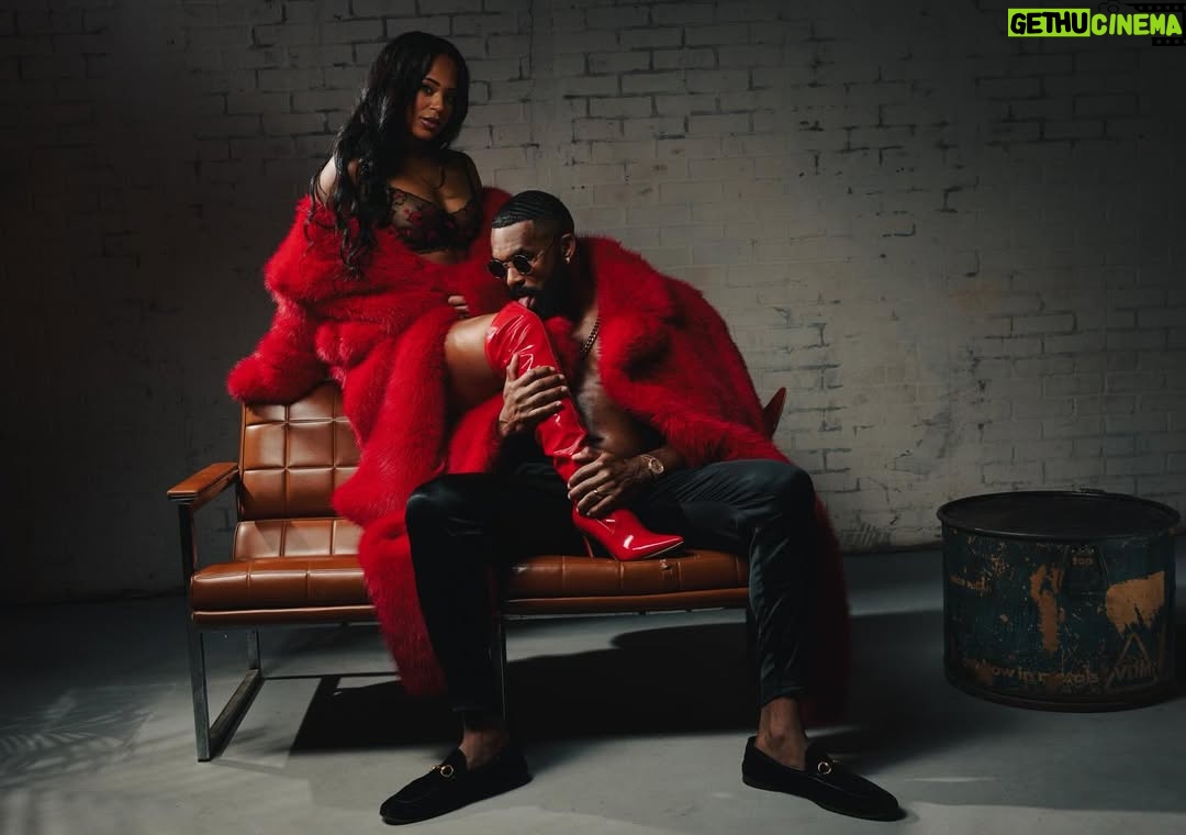 Bianca Crawford - 135.1K Likes - Sorry for the (weight)… lol wait. I been feeding him good so I thought I would feed yall too.
Happy Valentine’s Day
-The Crawfords

Makeup: @karengiselleperez 
📸: @fetch_media
Hair: @herhandstyles