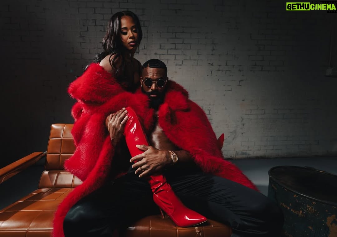 Bianca Crawford - 135.1K Likes - Sorry for the (weight)… lol wait. I been feeding him good so I thought I would feed yall too.
Happy Valentine’s Day
-The Crawfords

Makeup: @karengiselleperez 
📸: @fetch_media
Hair: @herhandstyles