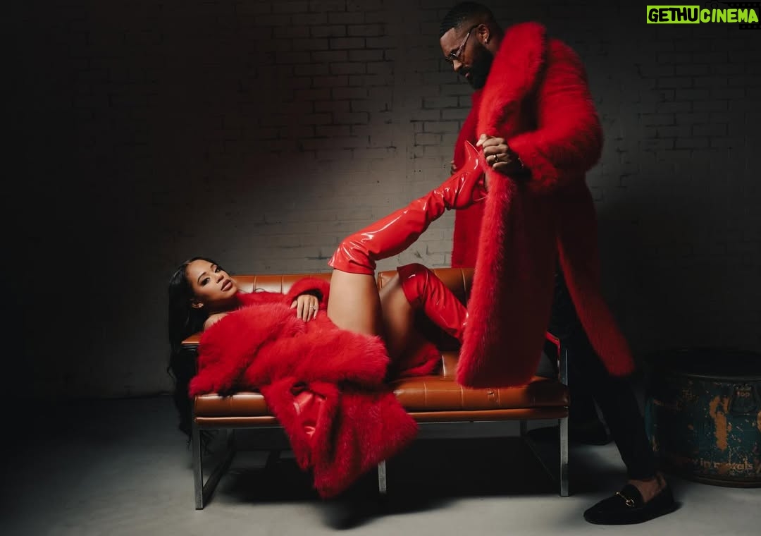 Bianca Crawford - 135.1K Likes - Sorry for the (weight)… lol wait. I been feeding him good so I thought I would feed yall too.
Happy Valentine’s Day
-The Crawfords

Makeup: @karengiselleperez 
📸: @fetch_media
Hair: @herhandstyles