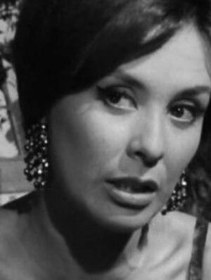 Bibiana Fernández Instagram - Se va una grande #genmacuervo mi más sincera pésame a sus hijos Fernando y Cayetana han seguido dando lustre a unos apellidos que son historia del cine y teatro español, el común de los mortales la recuerda junto a otras grandes damas #enmapenella y #marivibilbao en La que se avecina, pero las que somos mayores recordamos infinidad de Estudios1, y elegí esa fotos de joven porque es una pelicula que amo y nunca suficientemente reconocida del gran #fernandofernángómez El mundo sigue, nunca mejor dicho sus hijos y nietos tienen muchas paginas por escribir, feliz viaje señora siempre seguirá en mi memoria 🌹❤️🩹