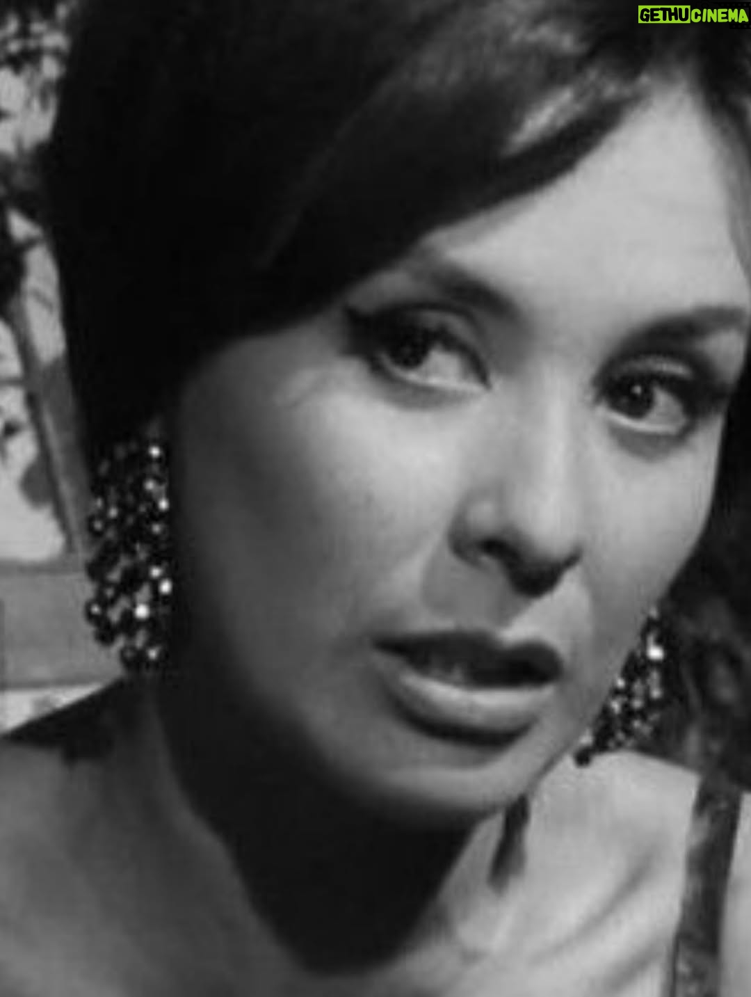 Bibiana Fernández - 4.8K Likes - Se va una grande #genmacuervo mi más sincera pésame a sus hijos Fernando y Cayetana han seguido dando lustre a unos apellidos que son historia del cine y teatro español, el común de los mortales la recuerda junto a otras grandes damas #enmapenella y #marivibilbao en La que se avecina, pero las que somos mayores recordamos infinidad de Estudios1, y elegí esa fotos de joven porque es una pelicula que amo y nunca suficientemente reconocida del gran #fernandofernángómez El mundo sigue, nunca mejor dicho sus hijos y nietos tienen muchas paginas por escribir, feliz viaje señora siempre seguirá en mi memoria 🌹❤️‍🩹