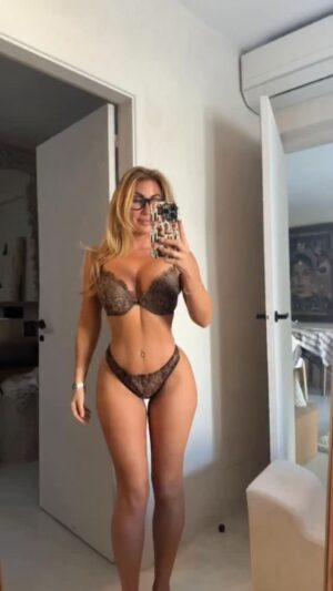 Bonnie Locket Instagram - When I show u the back 👀