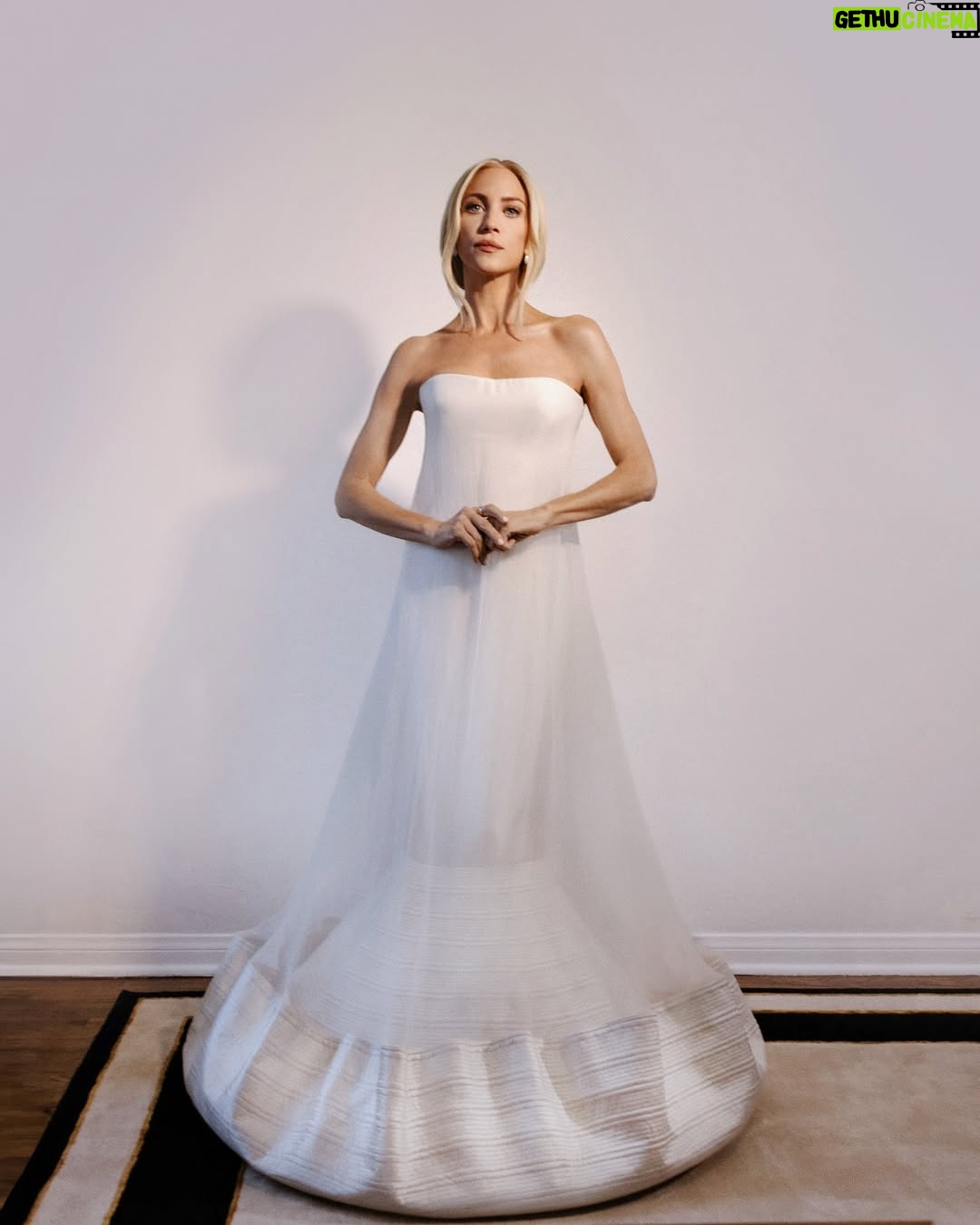 Brittany Snow - 141.6K Likes - @goldenglobes ‘26☁️🤍

The Pantone color of the year is “cloud dancer” & I decided to take that seriously. 

Thank you @daniellefrankelstudio for this dream dress.