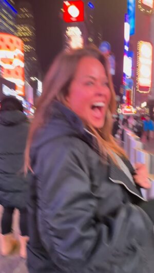 Brooke Burke Instagram - #NYC where dreams are made of. 
It’s the little big things.
#tinesquarenyc #bucketlist 
#Brookeburkebody @trndy @brookeburkebody