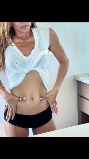 Brooke Burke Instagram - ✨ Rise with the sun & get it done! Here’s my morning routine from 6 AM to 9 AM while my house sleeps . 🌅 Waking up early transforms my day, giving me quiet moments to reflect, plan, & energize. Each sunrise brings new possibilities, setting the tone for productivity &  positivity. Let’s seize the day! ☀️ sleep when you’re sleepy 😴 #MorningRoutine #RiseAndShine #motivation