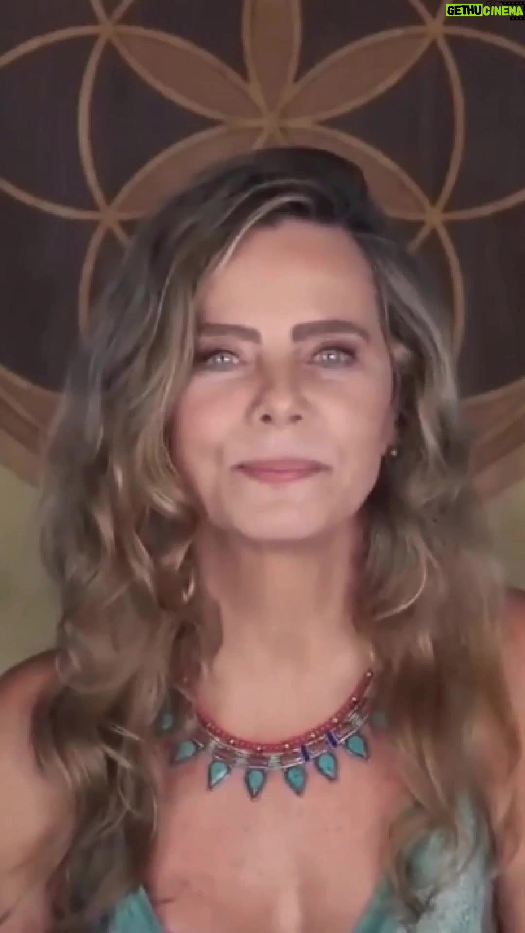 Bruna Lombardi - 18.2K Likes - A guerra fere, acaba com vidas, destrói sonhos e deixa marcas que o tempo não apaga. Toda guerra é devastação, é ausência de humanidade, é sofrimento que atravessa gerações. Que a dor que vemos hoje desperte consciências e nos lembre que a paz sempre será o único caminho capaz de reconstruir o que o ódio insiste em destruir. 
Ah, se o mundo ouvisse mais suas mulheres, não haveria guerra!