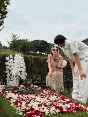Bunga Citra Lestari Instagram - Today we remember..

Not only the loss,
but the love that shaped us..

Another year has passed..
Life did not stop..
It carried us forward..

We are building new memories now,
yet you remain woven into who we are..

Still loved..
Still remembered..
Still in every prayer.. ❤️
