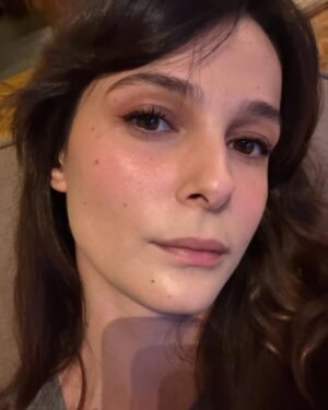 Büşra Develi Instagram - Bitmeyen ocak, yaşanmamış bir şubat ve son fotoğraftaki güzelliğim. 😮‍💨