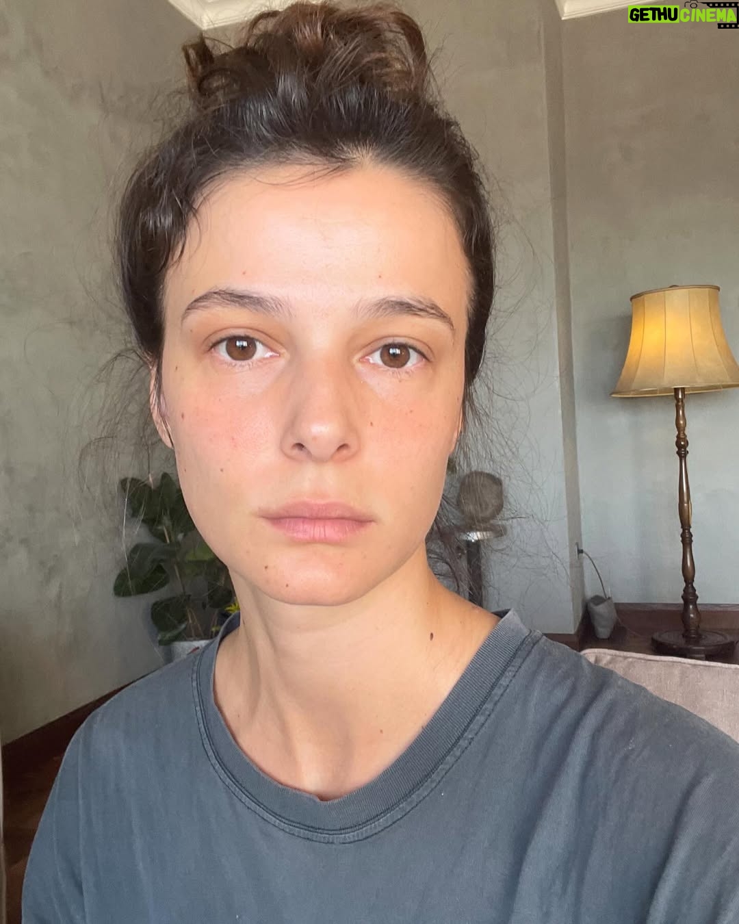 Büşra Develi - 70.1K Likes - Bitmeyen ocak, yaşanmamış bir şubat ve son fotoğraftaki güzelliğim. 😮‍💨