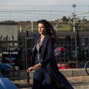 Büşra Develi Instagram - bölüme yetişmeye çalışıyorum @esrefruyadizitv
