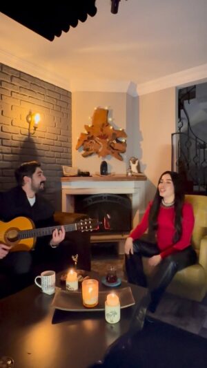 Burcu Güneş Instagram - Bizden size küçük bir hediye ♥️🌹
@emirhanpekdemir 🎸 
& @sahinkurnaz 
Tam 13 yıl sonra #senkaybı yeniden listelerde yükselişe geçti… 
Gül Kokusu albümü de 13 yaşında !🙏🥹🎂🎉
#gülkokusu 
Albümdeki bu özel şarkıyı, Sevgililer Günü için 
geçtiğimiz akşam dost meclisinde andık, söyledik.

SEN KAYBI
Söz & Müzik: @eflatunkaan 
—
#burcugüneş
#akustik #sevgililergünü 
Aşkları döküldü kalbimin senden sonra
Saçları uçuştu yüreğimin
Aklımı gören olmadı bir daha
Bazı aşklar ölümsüzdür, bazıları doğuştan fani
Bazı aşklar günahsızdır, bazıları doğuştan cani
Bazı aşklar hükümsüzdür kaybolan sen ve ben gibi
O kadar kanıyorum, kanıyorum
Yine de yaranamıyorum sana
Sen kaybından ölüyorum, ölüyorum
O kadar bakıyorum, bakıyorum
Yine de görünemiyorum sana
Sen kaybından, anlasana..