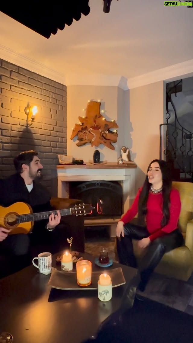 Burcu Güneş - 10.7K Likes - Bizden size küçük bir hediye ♥️🌹
@emirhanpekdemir 🎸 
& @sahinkurnaz 
Tam 13 yıl sonra #senkaybı yeniden listelerde yükselişe geçti… 
Gül Kokusu albümü de 13 yaşında !🙏🥹🎂🎉
#gülkokusu 
Albümdeki bu özel şarkıyı, Sevgililer Günü için 
geçtiğimiz akşam dost meclisinde andık, söyledik.

SEN KAYBI
Söz & Müzik: @eflatunkaan 
—
#burcugüneş
#akustik #sevgililergünü 
Aşkları döküldü kalbimin senden sonra
Saçları uçuştu yüreğimin
Aklımı gören olmadı bir daha
Bazı aşklar ölümsüzdür, bazıları doğuştan fani
Bazı aşklar günahsızdır, bazıları doğuştan cani
Bazı aşklar hükümsüzdür kaybolan sen ve ben gibi
O kadar kanıyorum, kanıyorum
Yine de yaranamıyorum sana
Sen kaybından ölüyorum, ölüyorum
O kadar bakıyorum, bakıyorum
Yine de görünemiyorum sana
Sen kaybından, anlasana..