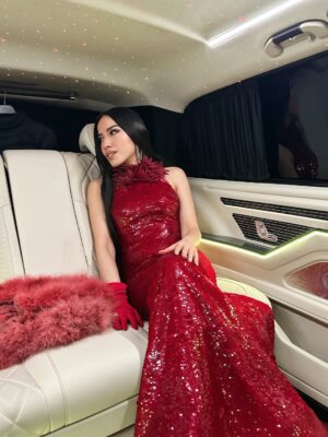 Burcu Güneş Instagram - 🌹♥️#gülkokusu kalır sana dokunanın elinde..❣️