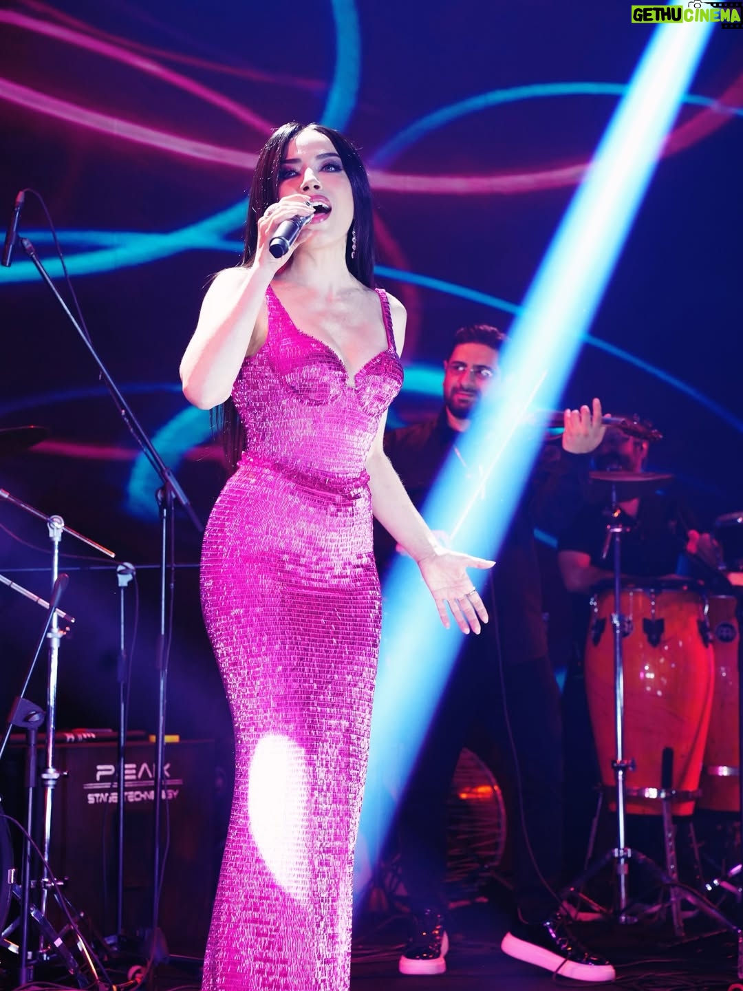 Burcu Güneş - 2.5K Likes - Şarkılarla eğlendik, türkülerle coştuk.🫶💃🏻🕺🏻
Nicelerine 🩷✨

Kostüm: @seheravsarofficial 💗
🎶🔘🎵Şef: @sahinkurnaz 

#burcugüneş