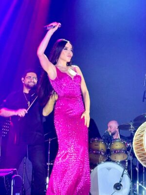 Burcu Güneş Instagram - Şarkılarla eğlendik, türkülerle coştuk.🫶💃🏻🕺🏻
Nicelerine 🩷✨
Kostüm: @seheravsarofficial 💗
🎶🔘🎵Şef: @sahinkurnaz
#burcugüneş