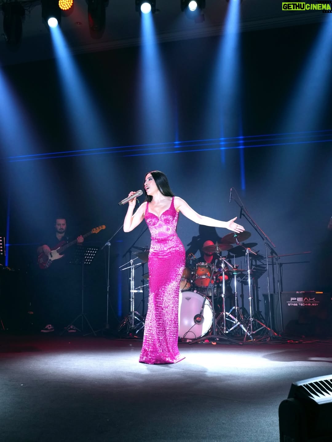 Burcu Güneş - 2.5K Likes - Şarkılarla eğlendik, türkülerle coştuk.🫶💃🏻🕺🏻
Nicelerine 🩷✨

Kostüm: @seheravsarofficial 💗
🎶🔘🎵Şef: @sahinkurnaz 

#burcugüneş