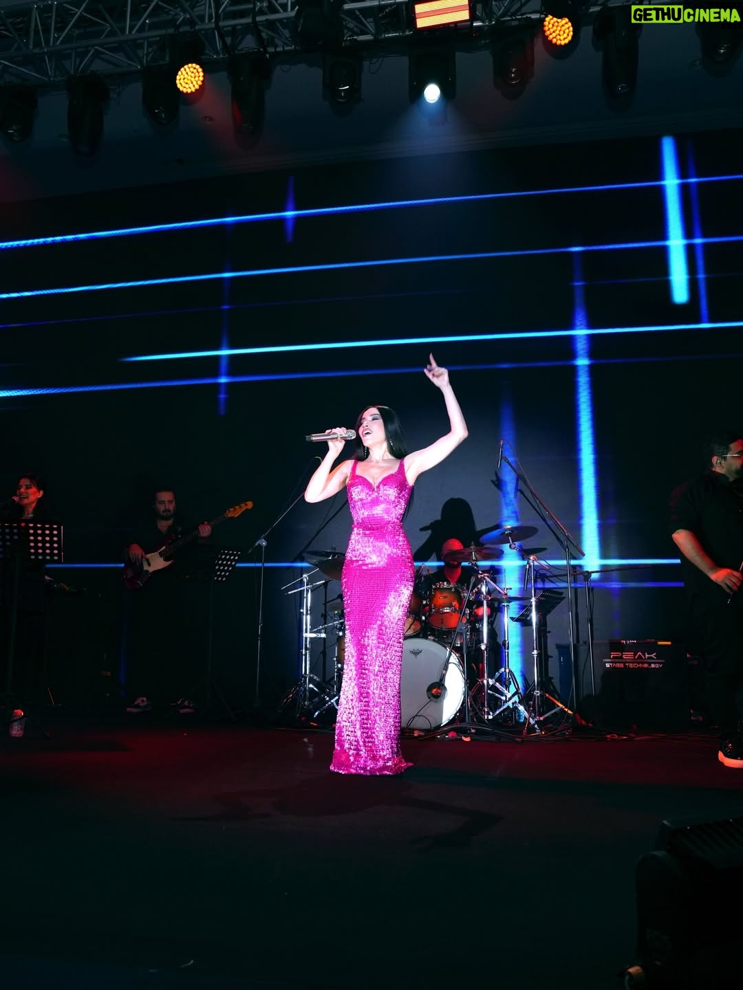 Burcu Güneş - 2.5K Likes - Şarkılarla eğlendik, türkülerle coştuk.🫶💃🏻🕺🏻
Nicelerine 🩷✨

Kostüm: @seheravsarofficial 💗
🎶🔘🎵Şef: @sahinkurnaz 

#burcugüneş