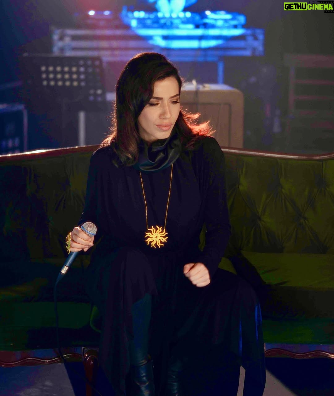 Burcu Güneş - 7.9K Likes - Madem türkü söyle diyorsunuz 🙏🥰🫶
Neşet Babayla devam edelim.. 
Ruhun şad olsun #nesetertaş 🤲🏻 
Canım Engin’im sazına gönlüne sağlık.🎵 @enginarslansaz 

SEN BENİMSİN BEN SENİNİM 
Beni eller gibi görme
Sen benimsin ben seninim
Gel seni benden ayırma
Gel seni benden ayırma
Sen benimsin ben seninim
Sen benimsin ben seninim
Senin galbin benim galbim
Sana malumdur her halım
Kaçma benden nazlı gülüm
Kaçma benden nazlı gülüm
Sen benimsin ben seninim
Sen benimsin ben seninim
Kalpten kalbe bir yol vardır
Gözünen görünmez sırdır
İkimizin kalbi birdir
İkimizin kalbi birdir
Sen benimsin ben seninim
Sen benimsin ben seninim 

#neşetertaş #burcugüneş #anadolunungüneşi
#senbenimsinbenseninim #enginarslan