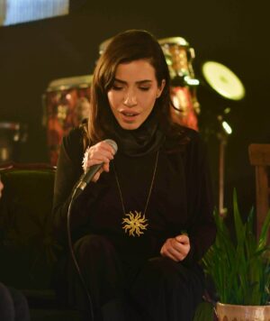 Burcu Güneş Instagram - Madem türkü söyle diyorsunuz 🙏🥰🫶
Neşet Babayla devam edelim..
Ruhun şad olsun #nesetertaş 🤲🏻
Canım Engin’im sazına gönlüne sağlık.🎵 @enginarslansaz
SEN BENİMSİN BEN SENİNİM
Beni eller gibi görme
Sen benimsin ben seninim
Gel seni benden ayırma
Gel seni benden ayırma
Sen benimsin ben seninim
Sen benimsin ben seninim
Senin galbin benim galbim
Sana malumdur her halım
Kaçma benden nazlı gülüm
Kaçma benden nazlı gülüm
Sen benimsin ben seninim
Sen benimsin ben seninim
Kalpten kalbe bir yol vardır
Gözünen görünmez sırdır
İkimizin kalbi birdir
İkimizin kalbi birdir
Sen benimsin ben seninim
Sen benimsin ben seninim
#neşetertaş #burcugüneş #anadolunungüneşi
#senbenimsinbenseninim #enginarslan