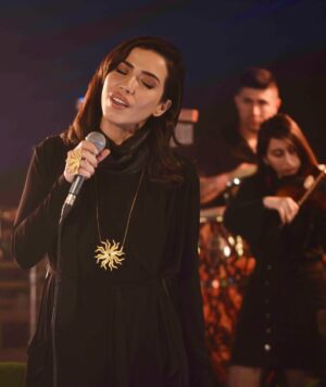 Burcu Güneş Instagram - Madem türkü söyle diyorsunuz 🙏🥰🫶
Neşet Babayla devam edelim..
Ruhun şad olsun #nesetertaş 🤲🏻
Canım Engin’im sazına gönlüne sağlık.🎵 @enginarslansaz
SEN BENİMSİN BEN SENİNİM
Beni eller gibi görme
Sen benimsin ben seninim
Gel seni benden ayırma
Gel seni benden ayırma
Sen benimsin ben seninim
Sen benimsin ben seninim
Senin galbin benim galbim
Sana malumdur her halım
Kaçma benden nazlı gülüm
Kaçma benden nazlı gülüm
Sen benimsin ben seninim
Sen benimsin ben seninim
Kalpten kalbe bir yol vardır
Gözünen görünmez sırdır
İkimizin kalbi birdir
İkimizin kalbi birdir
Sen benimsin ben seninim
Sen benimsin ben seninim
#neşetertaş #burcugüneş #anadolunungüneşi
#senbenimsinbenseninim #enginarslan