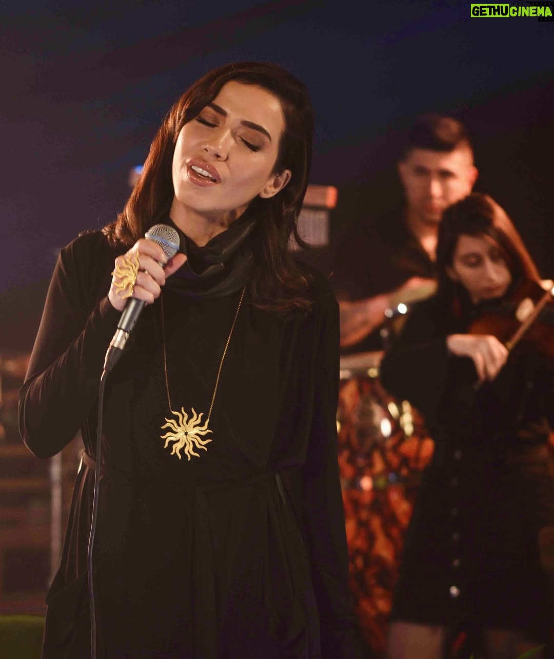 Burcu Güneş - 7.9K Likes - Madem türkü söyle diyorsunuz 🙏🥰🫶
Neşet Babayla devam edelim.. 
Ruhun şad olsun #nesetertaş 🤲🏻 
Canım Engin’im sazına gönlüne sağlık.🎵 @enginarslansaz 

SEN BENİMSİN BEN SENİNİM 
Beni eller gibi görme
Sen benimsin ben seninim
Gel seni benden ayırma
Gel seni benden ayırma
Sen benimsin ben seninim
Sen benimsin ben seninim
Senin galbin benim galbim
Sana malumdur her halım
Kaçma benden nazlı gülüm
Kaçma benden nazlı gülüm
Sen benimsin ben seninim
Sen benimsin ben seninim
Kalpten kalbe bir yol vardır
Gözünen görünmez sırdır
İkimizin kalbi birdir
İkimizin kalbi birdir
Sen benimsin ben seninim
Sen benimsin ben seninim 

#neşetertaş #burcugüneş #anadolunungüneşi
#senbenimsinbenseninim #enginarslan