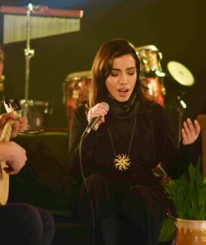 Burcu Güneş Instagram - Madem türkü söyle diyorsunuz 🙏🥰🫶
Neşet Babayla devam edelim..
Ruhun şad olsun #nesetertaş 🤲🏻
Canım Engin’im sazına gönlüne sağlık.🎵 @enginarslansaz
SEN BENİMSİN BEN SENİNİM
Beni eller gibi görme
Sen benimsin ben seninim
Gel seni benden ayırma
Gel seni benden ayırma
Sen benimsin ben seninim
Sen benimsin ben seninim
Senin galbin benim galbim
Sana malumdur her halım
Kaçma benden nazlı gülüm
Kaçma benden nazlı gülüm
Sen benimsin ben seninim
Sen benimsin ben seninim
Kalpten kalbe bir yol vardır
Gözünen görünmez sırdır
İkimizin kalbi birdir
İkimizin kalbi birdir
Sen benimsin ben seninim
Sen benimsin ben seninim
#neşetertaş #burcugüneş #anadolunungüneşi
#senbenimsinbenseninim #enginarslan