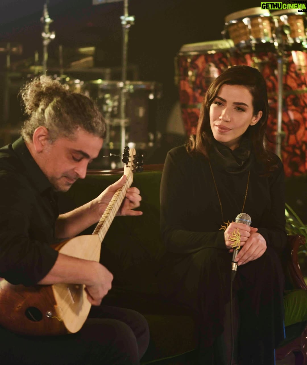 Burcu Güneş - 7.9K Likes - Madem türkü söyle diyorsunuz 🙏🥰🫶
Neşet Babayla devam edelim.. 
Ruhun şad olsun #nesetertaş 🤲🏻 
Canım Engin’im sazına gönlüne sağlık.🎵 @enginarslansaz 

SEN BENİMSİN BEN SENİNİM 
Beni eller gibi görme
Sen benimsin ben seninim
Gel seni benden ayırma
Gel seni benden ayırma
Sen benimsin ben seninim
Sen benimsin ben seninim
Senin galbin benim galbim
Sana malumdur her halım
Kaçma benden nazlı gülüm
Kaçma benden nazlı gülüm
Sen benimsin ben seninim
Sen benimsin ben seninim
Kalpten kalbe bir yol vardır
Gözünen görünmez sırdır
İkimizin kalbi birdir
İkimizin kalbi birdir
Sen benimsin ben seninim
Sen benimsin ben seninim 

#neşetertaş #burcugüneş #anadolunungüneşi
#senbenimsinbenseninim #enginarslan