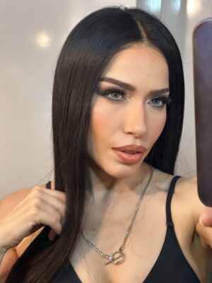 Burcu Güneş Instagram - Selfies🤳🏻and videos 🎥 dump in the backstage🧚♀️🫶🐰🤓🤣 @alperkabadayi 💋✨
Sahne arkasında selfieler🤳🏻video yığını 🙂#neresindeyizaşkın #marketing #pr 😇
#dump #backstage #burcugüneş #makeup