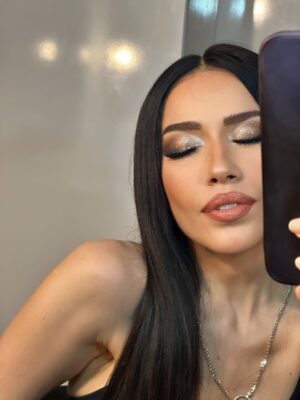 Burcu Güneş Instagram - Selfies🤳🏻and videos 🎥 dump in the backstage🧚♀️🫶🐰🤓🤣 @alperkabadayi 💋✨
Sahne arkasında selfieler🤳🏻video yığını 🙂#neresindeyizaşkın #marketing #pr 😇
#dump #backstage #burcugüneş #makeup