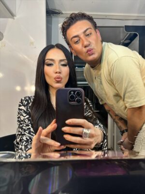 Burcu Güneş Instagram - Selfies🤳🏻and videos 🎥 dump in the backstage🧚♀️🫶🐰🤓🤣 @alperkabadayi 💋✨
Sahne arkasında selfieler🤳🏻video yığını 🙂#neresindeyizaşkın #marketing #pr 😇
#dump #backstage #burcugüneş #makeup