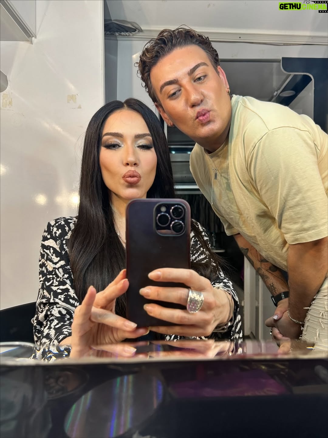 Burcu Güneş - 4.4K Likes - Selfies🤳🏻and videos 🎥 dump in the backstage🧚‍♀️🫶🐰🤓🤣 @alperkabadayi 💋✨
Sahne arkasında selfieler🤳🏻video yığını 🙂#neresindeyizaşkın #marketing #pr 😇
#dump #backstage #burcugüneş #makeup