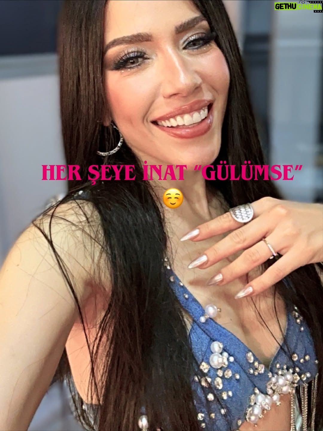 Burcu Güneş - 4.4K Likes - Selfies🤳🏻and videos 🎥 dump in the backstage🧚‍♀️🫶🐰🤓🤣 @alperkabadayi 💋✨
Sahne arkasında selfieler🤳🏻video yığını 🙂#neresindeyizaşkın #marketing #pr 😇
#dump #backstage #burcugüneş #makeup