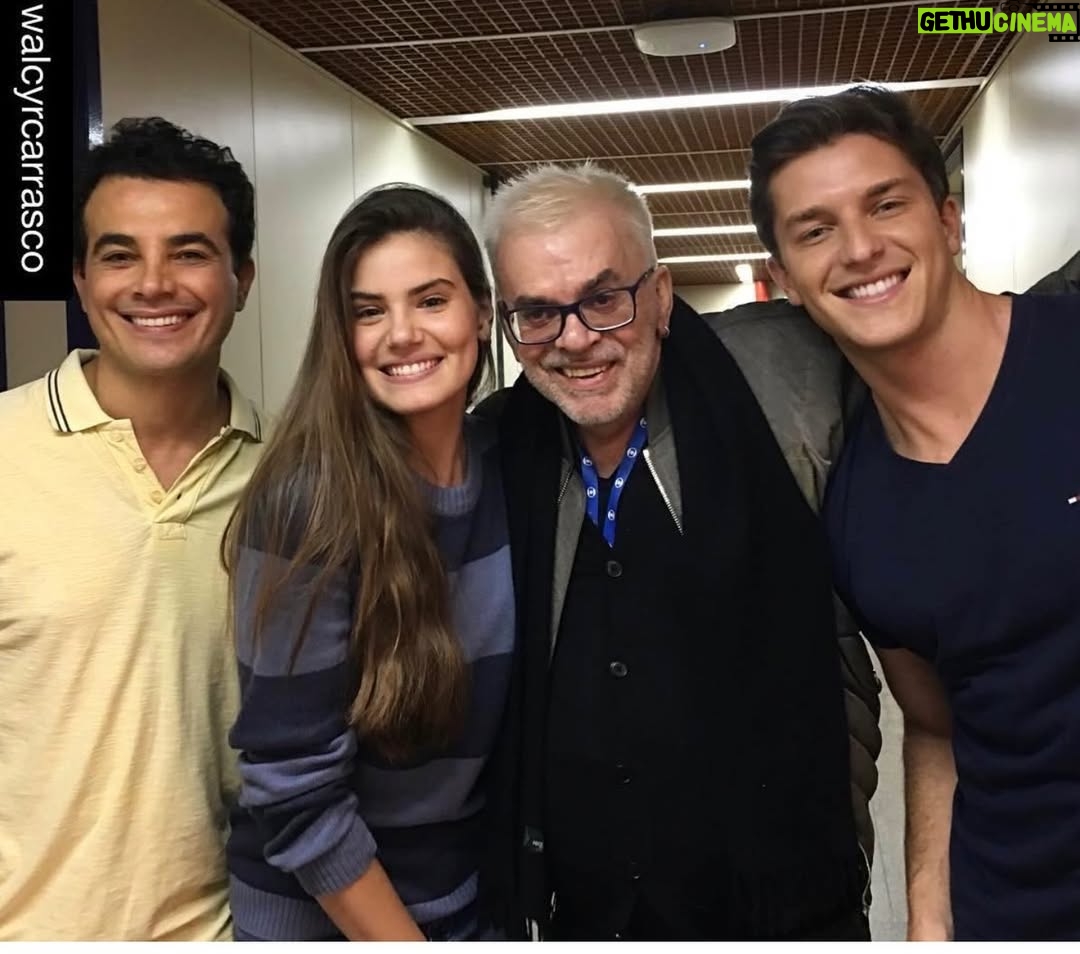Camila Queiroz - 531.7K Likes - É 2016, você foi icônico