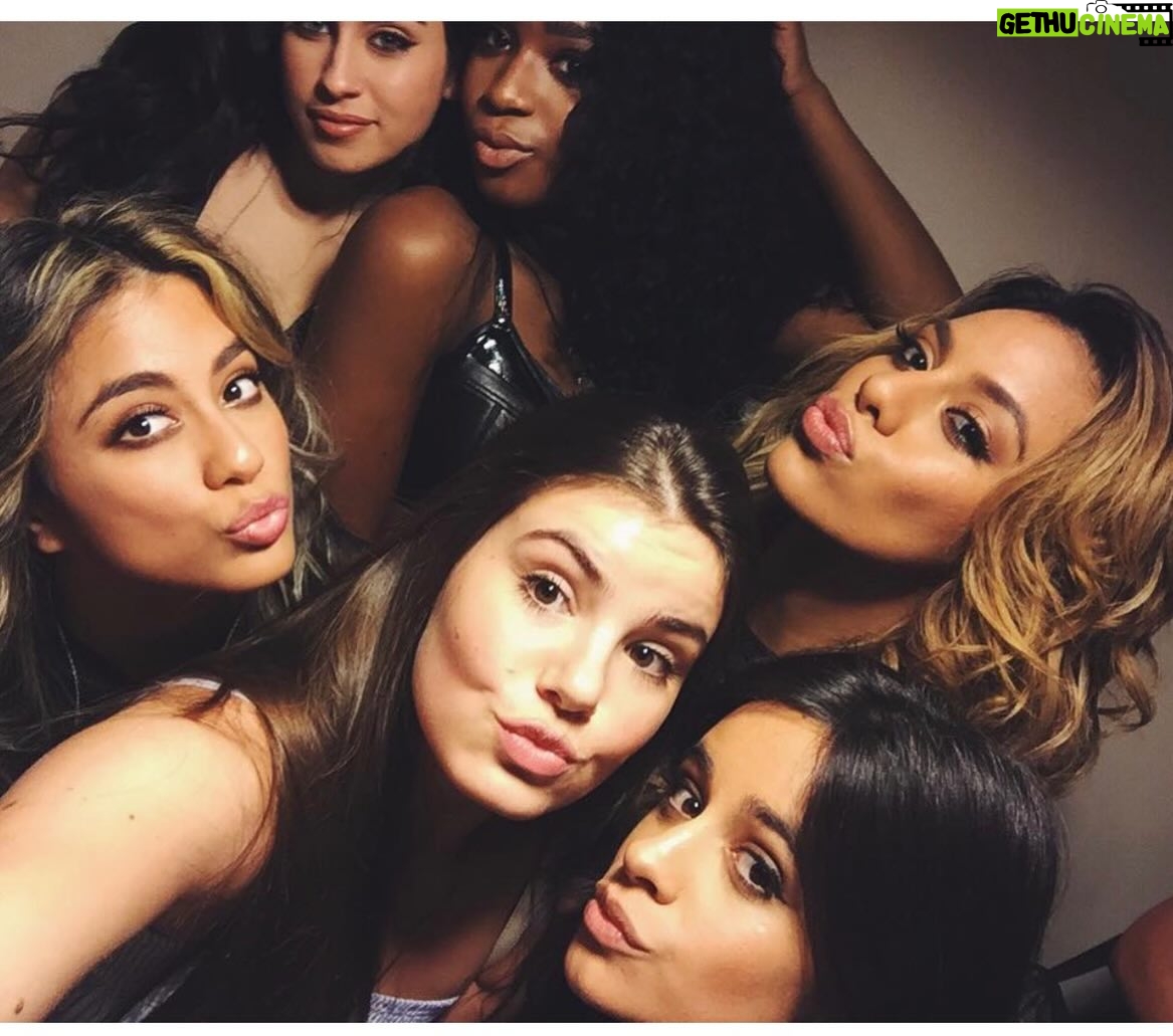 Camila Queiroz - 531.7K Likes - É 2016, você foi icônico