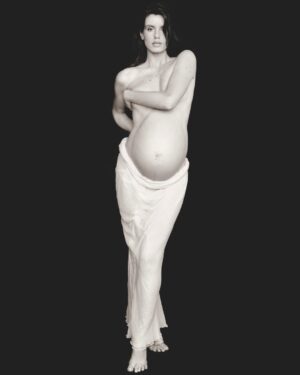Camila Queiroz Instagram - 🤰🏻🙏🏼✨💞👼🏼🧚🏻
Não consegui escolher apenas uma….

Pelo time dos sonhos!!!! 
 @mar_______vin 
@pedrosales_1 
@silviogiorgio 
@b_rezende90 
@viddoart 
@13thprod