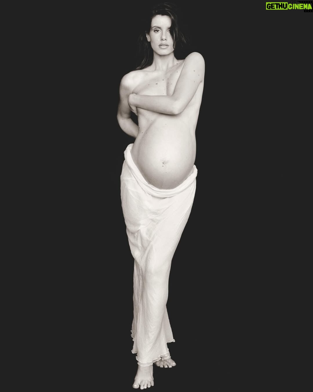 Camila Queiroz - 520.5K Likes - 🤰🏻🙏🏼✨💞👼🏼🧚🏻
Não consegui escolher apenas uma….

Pelo time dos sonhos!!!! 
 @mar_______vin 
@pedrosales_1 
@silviogiorgio 
@b_rezende90 
@viddoart 
@13thprod