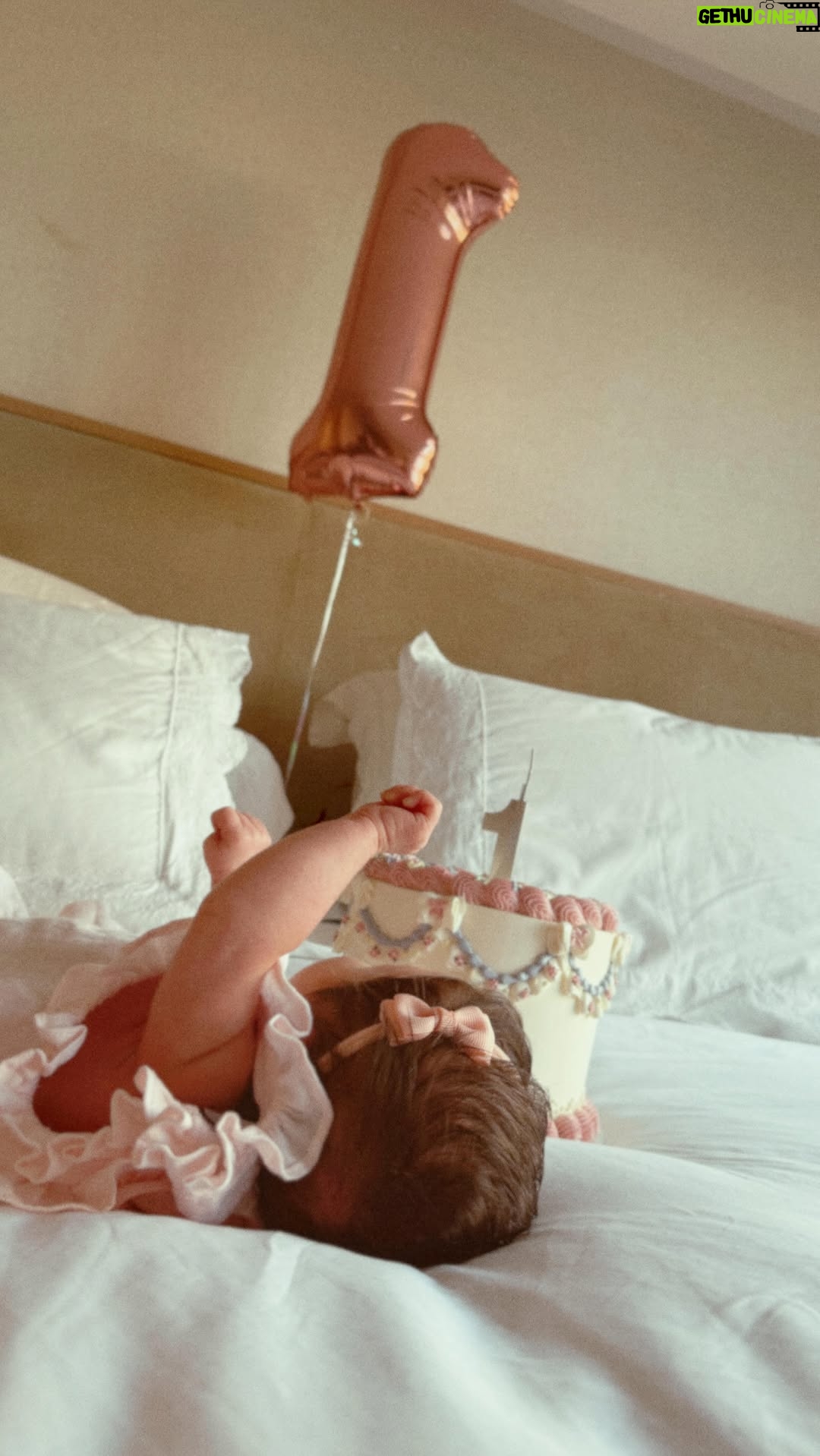 Camila Queiroz - 752.3K Likes - Há 1 mês você transformou as nossas vidas, filha.
Hoje sabemos o que é esse amor inexplicável que sempre ouvimos dizer; hoje sabemos o que significa entrega de verdade.
Quando você dorme, sentimos saudade e, ao invés de dormir também, passamos horas te observando, babando de amor e tentando aprender com cada som e cada movimento seu.
Seu cheirinho, seu cabelinho, seus dedinhos, seus barulhinhos… somos apaixonados por cada detalhe seu.
Ser seus pais é o maior papel das nossas vidas.
Te amamos com toda a força, Clara 💖
A vida é muito melhor desde que você chegou.